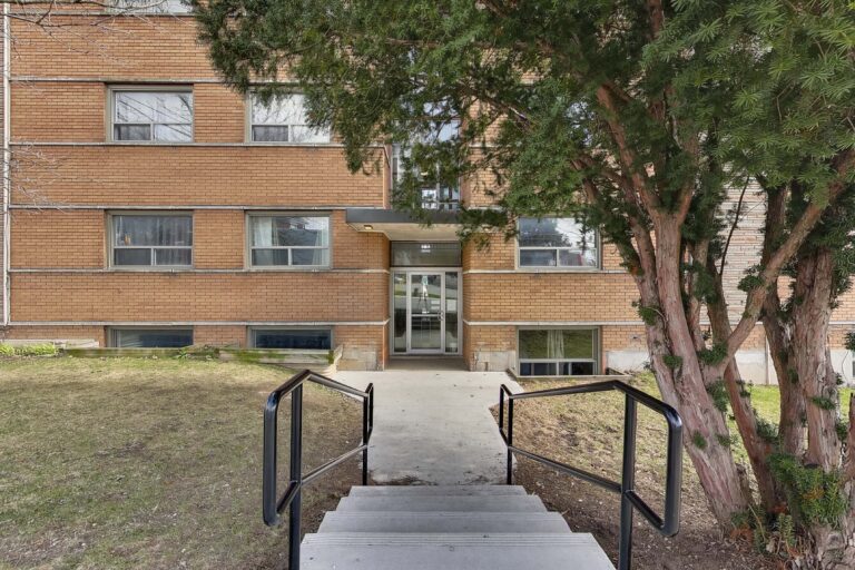 21 Stirling Avenue South DeanHoltzPhotography 2 768x512